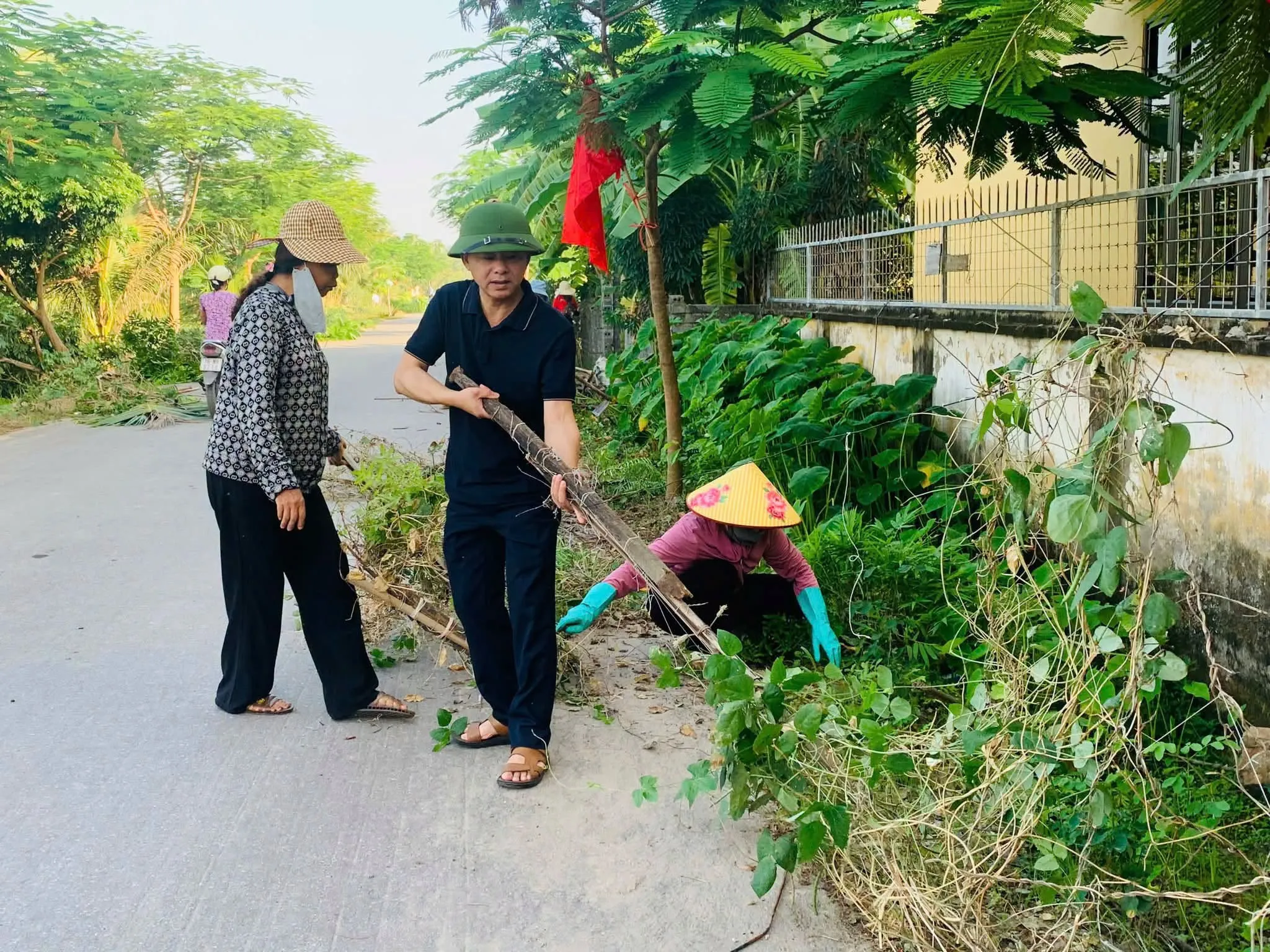 Xã Vĩnh Thịnh ra quân dọn vệ sinh môi trường