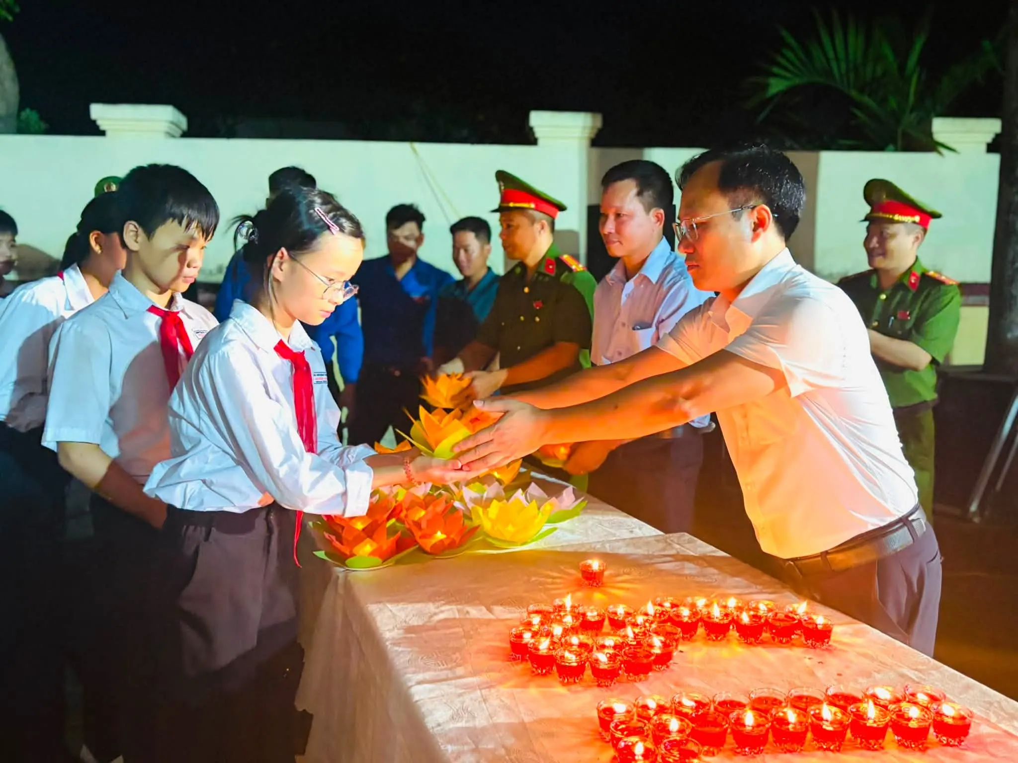 Xã Vĩnh Thịnh tổ chức lễ thắp nến tri ân nhân kỷ niệm 79 năm ngày thương binh - liệt sĩ 1